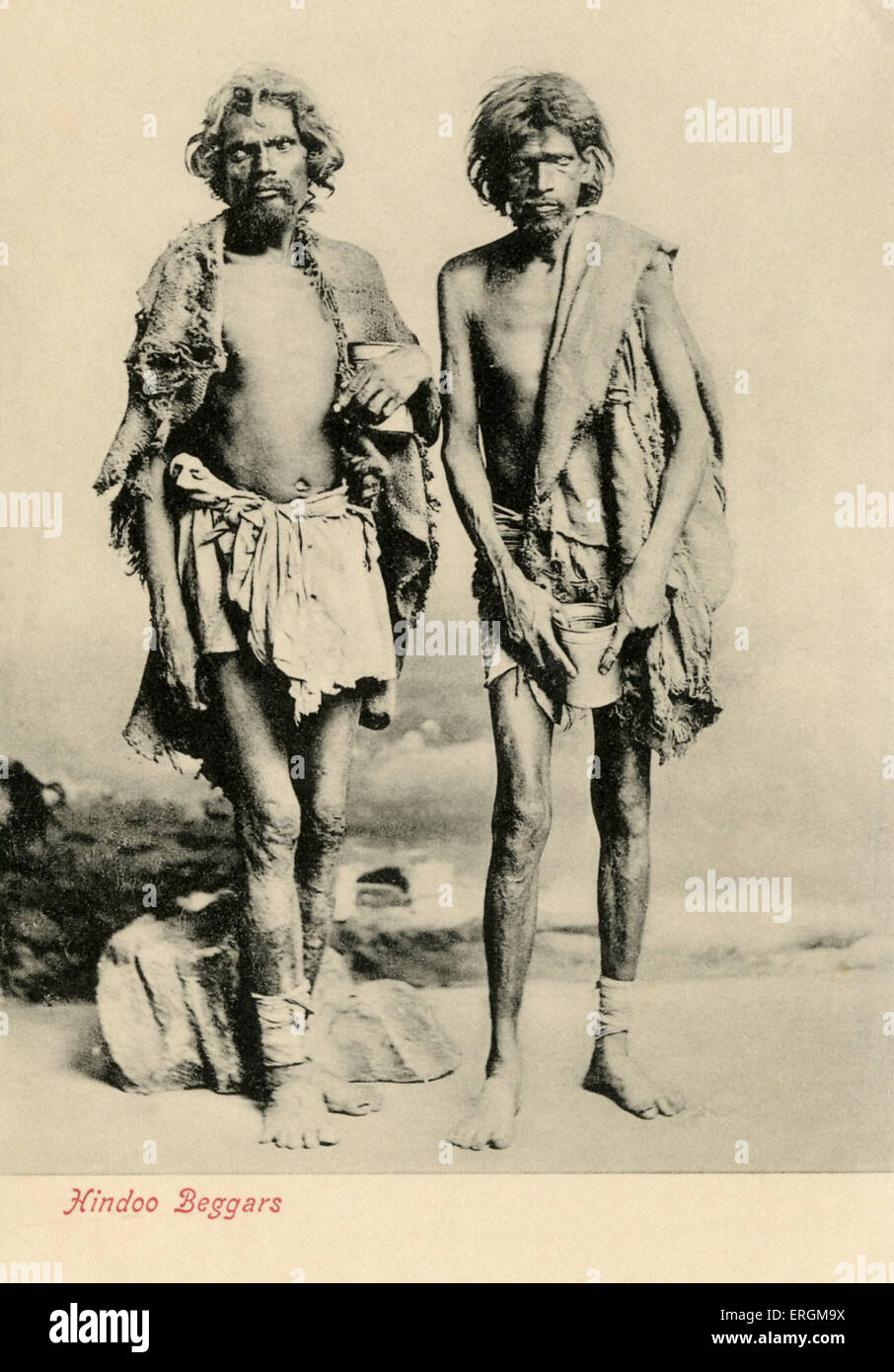 Deux mendiants hindous. Photographie prise au début du xxe siècle. Sous-titre suivant : "Les mendiants hindou'. Les deux ont bandé les jambes, porter des haillons, et l'homme sur la droite détient un peut à la taille. Banque D'Images