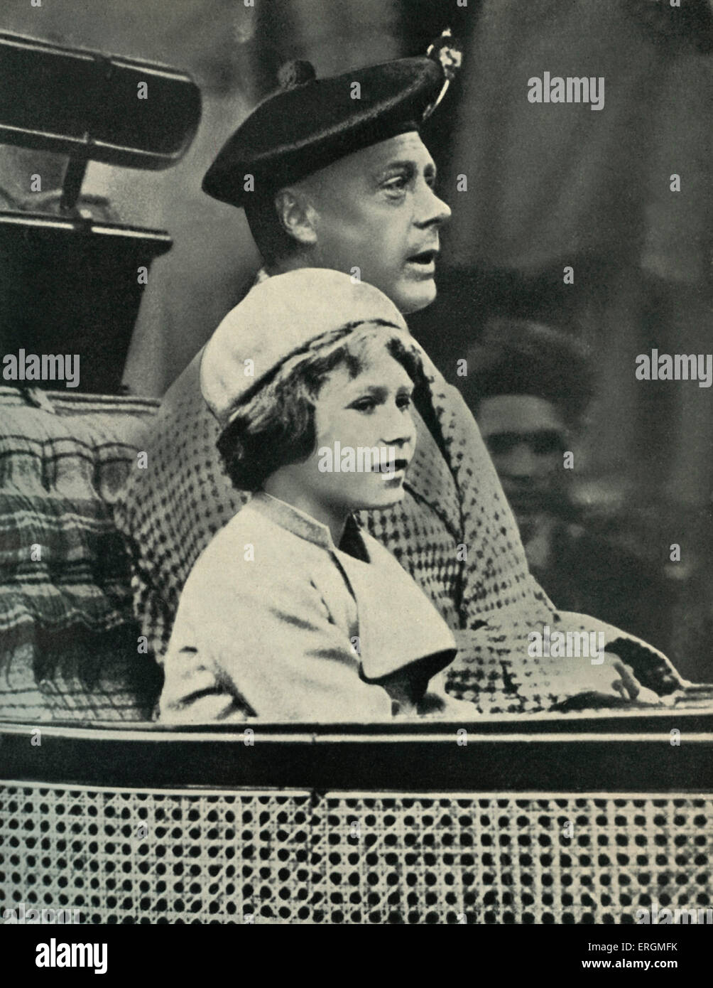 Prince Edward (1894-1972) et la princesse Elizabeth (né en 1926) de retour de l'Église Crathie à Balmoral, en Ecosse, juin 1933. Banque D'Images