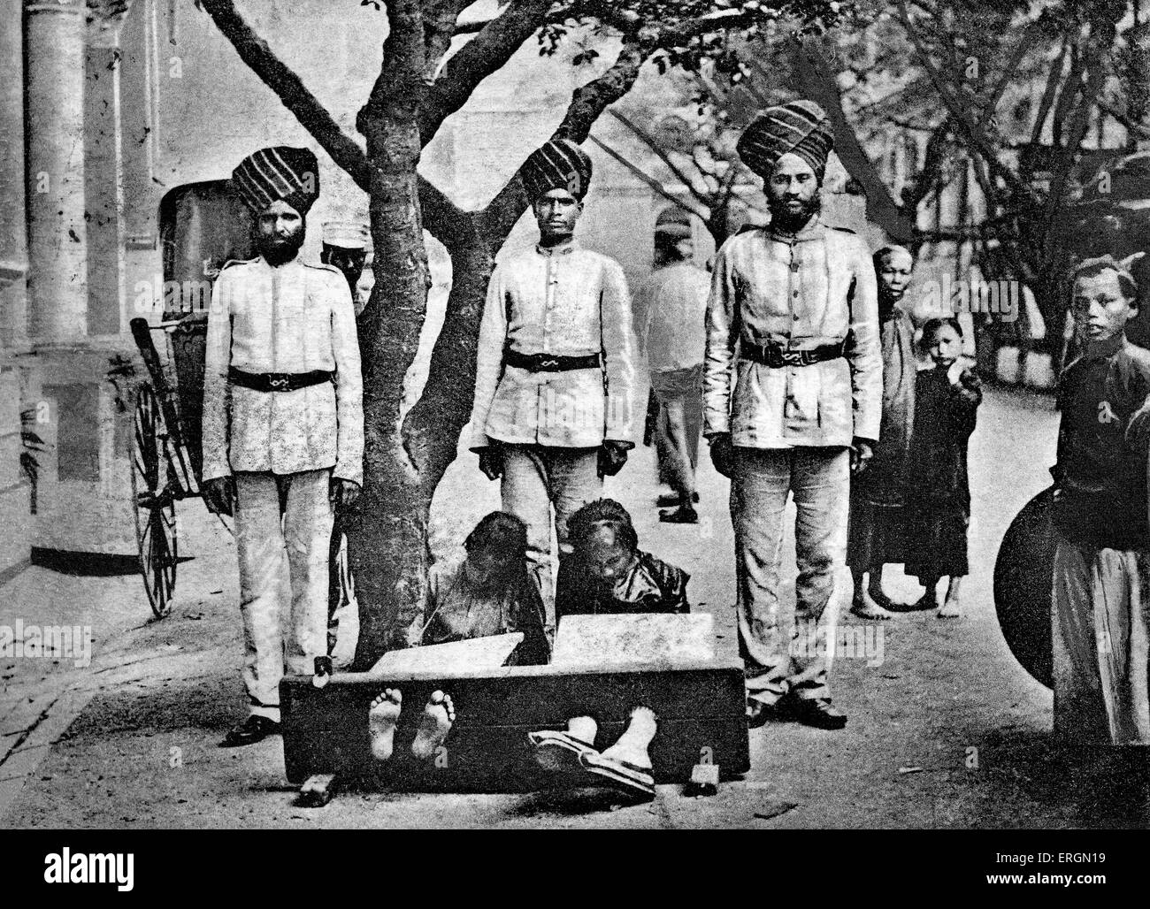 Hong Kong. Les criminels ont été placés dans des actions avec des gardes sikhs garder sur eux. Au début du xxe siècle sous le régime colonial britannique Banque D'Images