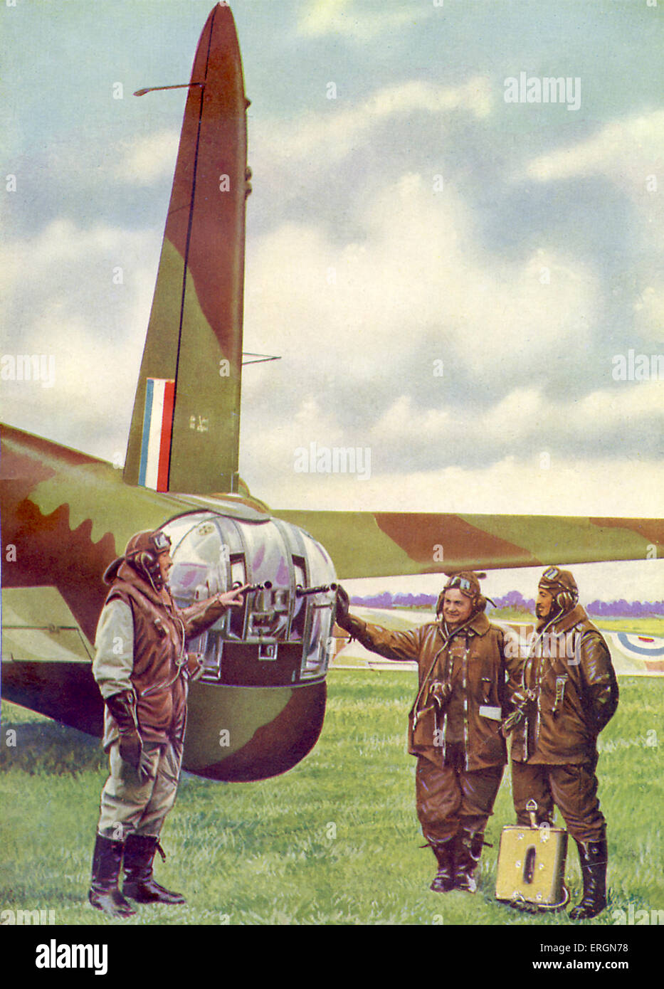 WW2 - PILOTES inspecter la tourelle de mitrailleuse à l'arrière 'f un bombardier Wellington britannique. Sous-titre suivant : le 'Sting' dans la queue Banque D'Images
