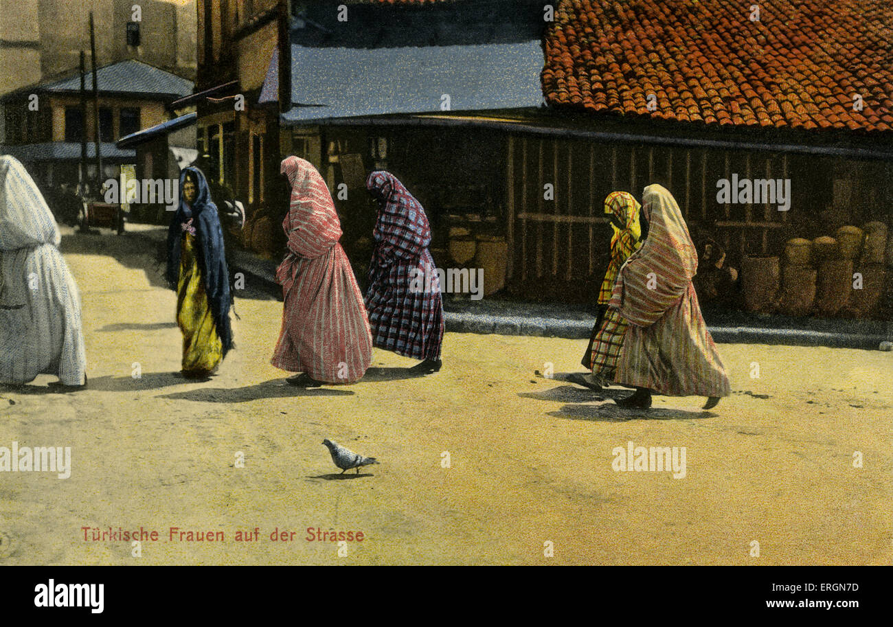 La femme turque voilée de traverser la route à Sarajevo, en Serbie. Prises par par Verlag Albert leur, au début des années 1900, Sarajevo Banque D'Images