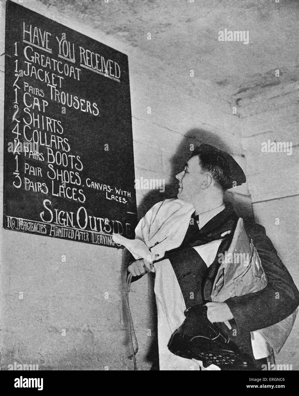 WW2 - Liste de matériel remis à la RAF pilote cadet. L'avis dit : Avez-vous reçu : 1. manteau, 1 veste, 2 paires. Banque D'Images