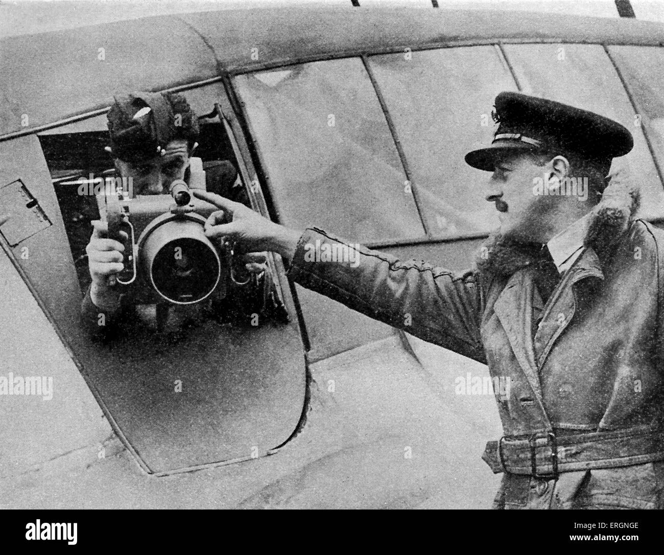 WW2 - Reconnaissance aérienne. L'homme en train de recevoir les instructions comment utiliser une caméra aérienne sur un avion. Banque D'Images