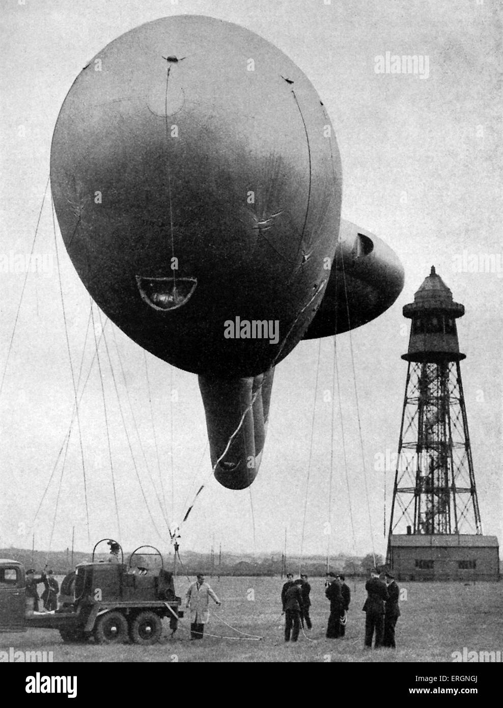WW2 - Ballons de barrage, de son équipage et camion. Banque D'Images