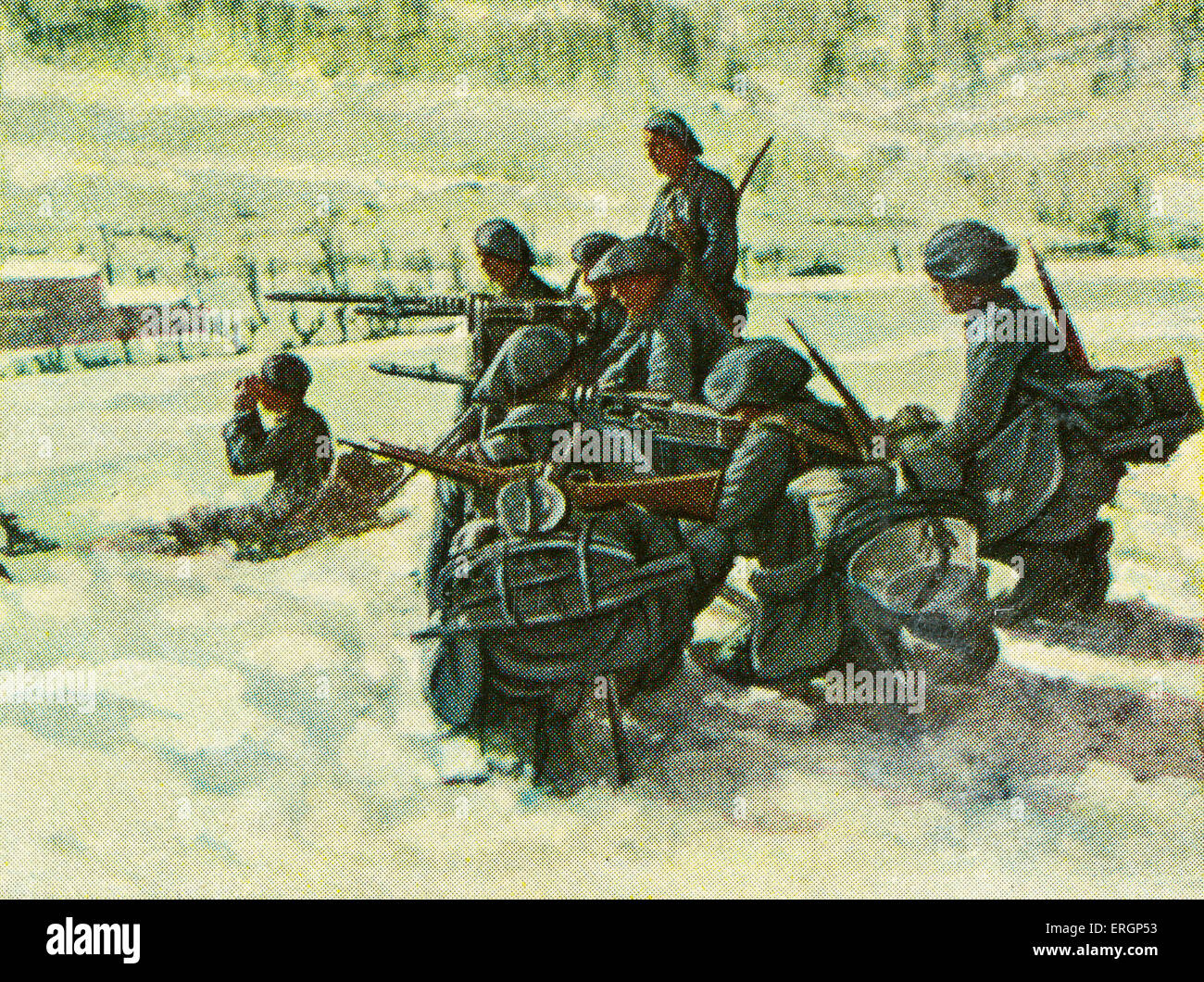 Les alpinistes français unité militaire avec mitrailleuse légère en position de tir. (Source : cartes Cigarette publié dans Banque D'Images