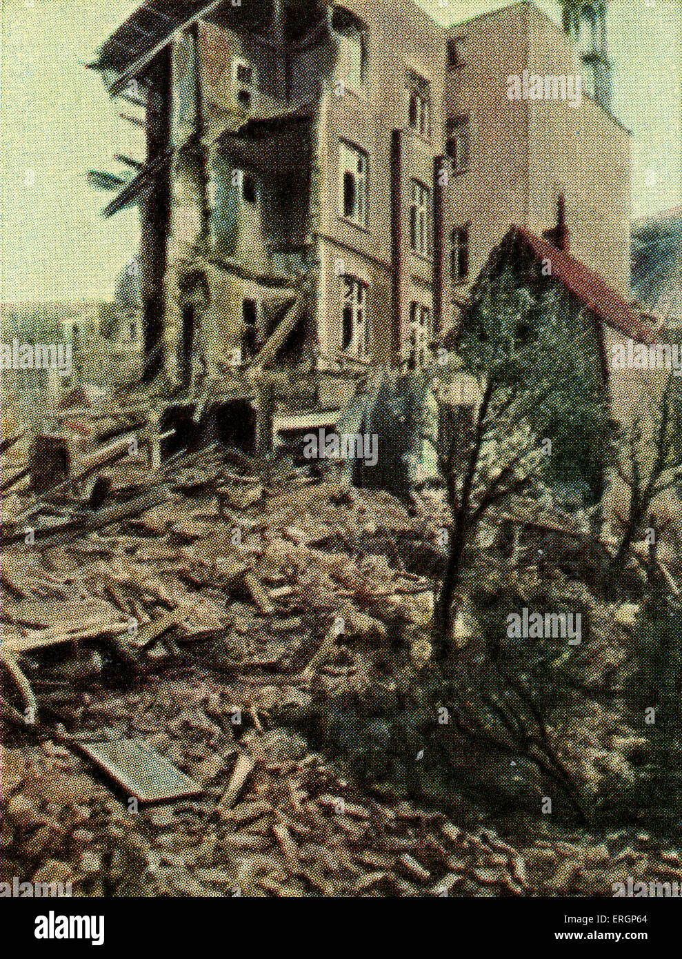 Ruines de la Première Guerre mondiale- 4 étages block détruit par la bombe mine 50 kg par dirigeable. (Source : cartes de cigarette Banque D'Images