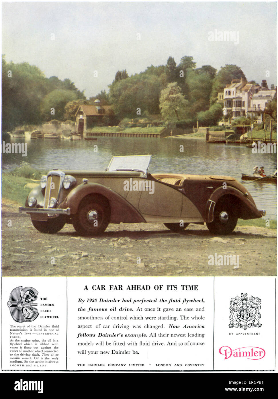 Location de publicité pour la société Daimler. Open top voiture garée à un lac, c.1946. L'automobile britannique. Banque D'Images