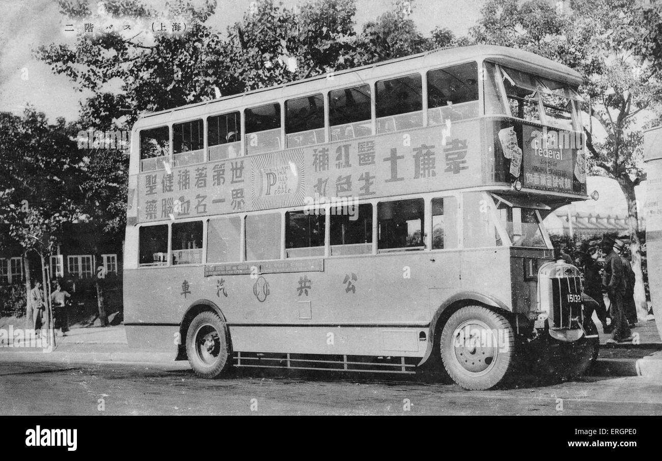 Bus à impériale chinoise (British style), éventuellement, à Shanghai. Annonce à l'avant pour "fédéral" des cigarettes et sur le côté Banque D'Images