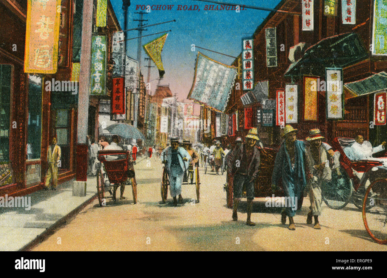 Route'Shanghai, Chine. Scène de rue avec des chariots et des bannières. Banque D'Images