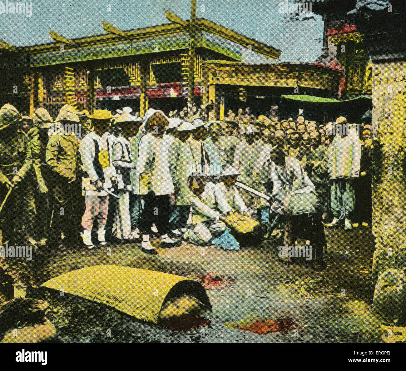 L'exécution publique, la foule observe une décapitation par l'épée. Chine, début du 20e siècle. Banque D'Images