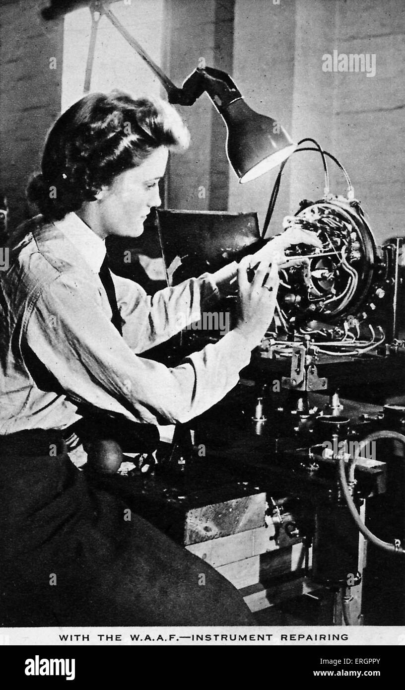 Les femmes Auxiliary Air Force (WAAF) - réparations électriques. Les réparations d'une femme un instrument électrique à l'aide d'un tournevis. Banque D'Images