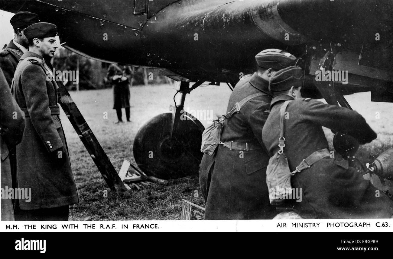 La DEUXIÈME GUERRE MONDIALE - George VI visite la RAF en France. Le roi George deux avions montres hommes s'occuper d'un avion. Banque D'Images