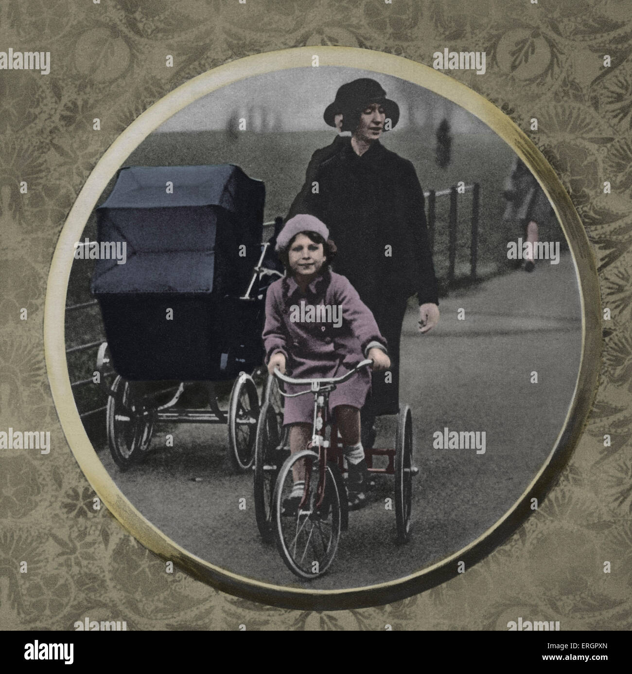 Elizabeth II (1926-) andPrincess Margaret (1930-2002) que les enfants avec une nounou. Sous-titre suivant "Princess Elizabeth équitation sa Banque D'Images