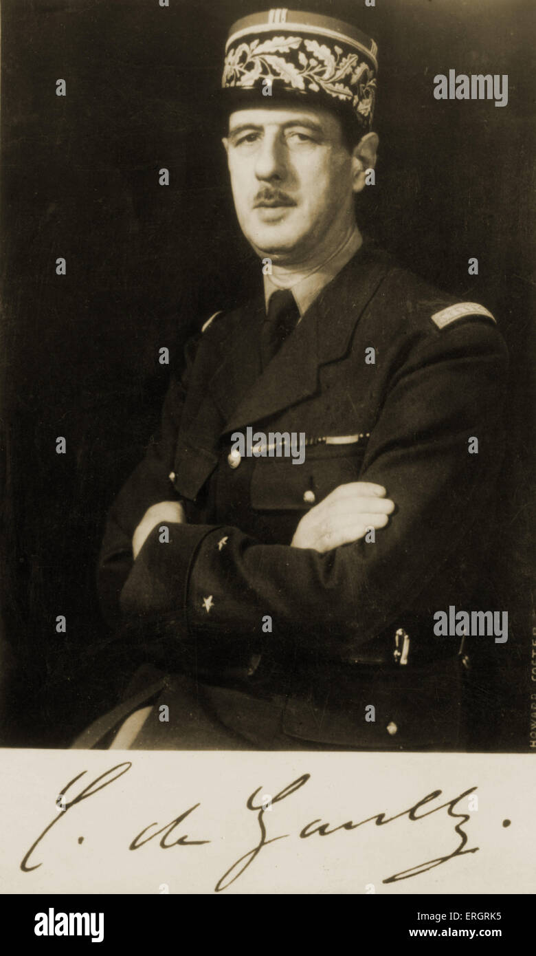 Général Charles de Gaulle, portrait en uniforme militaire avec les bras croisés. Ministre français de la guerre durant la Seconde Guerre mondiale, Banque D'Images
