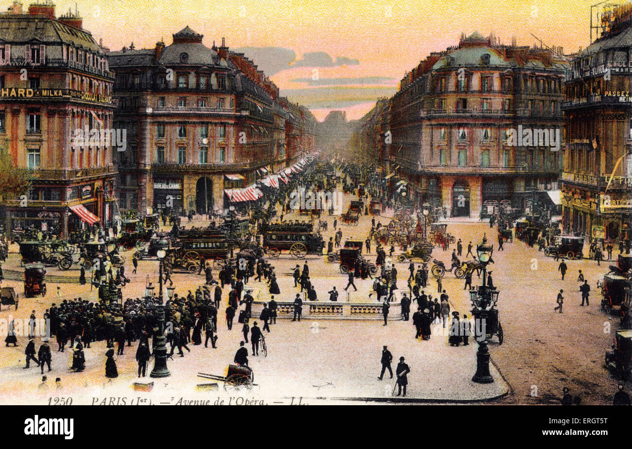 Scène de Paris. Avenue de l'Opéra. (L'Opéra est au centre arrière de la carte postale). Les trams, ouvert en tête. Les voitures. Les foules. Tohu-bohu d'une rue de Paris. Carte postale. Le trafic. Le transport. Banque D'Images