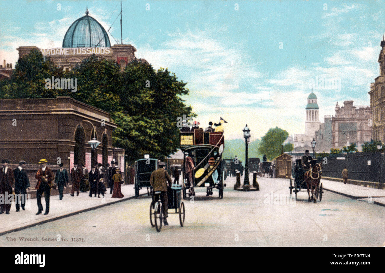 Marylebone Road - Londres Madame Tussauds en arrière-plan // avec les tramways à chevaux et calèches au début des années 1900. Les piétons . Lamp post Banque D'Images