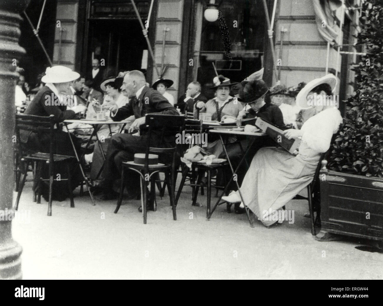 Vienne. Café. 1900 personnes assises à table mesdames porter un chapeau. Gustav Mahler, Freud, Klimt connexion Banque D'Images
