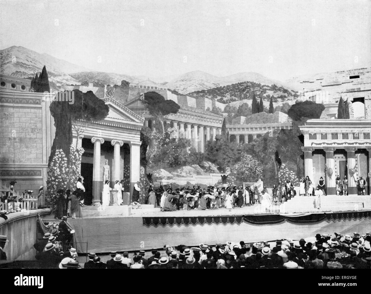 Arènes de Nîmes - (auditorium). Un public à une production de "Oedipus Rex', Œdipe Roi, 1903. Amphithéâtre romain trouvés dans la ville de Nîmes. Construit en 27 avant J.C, rénové en 1863. Banque D'Images