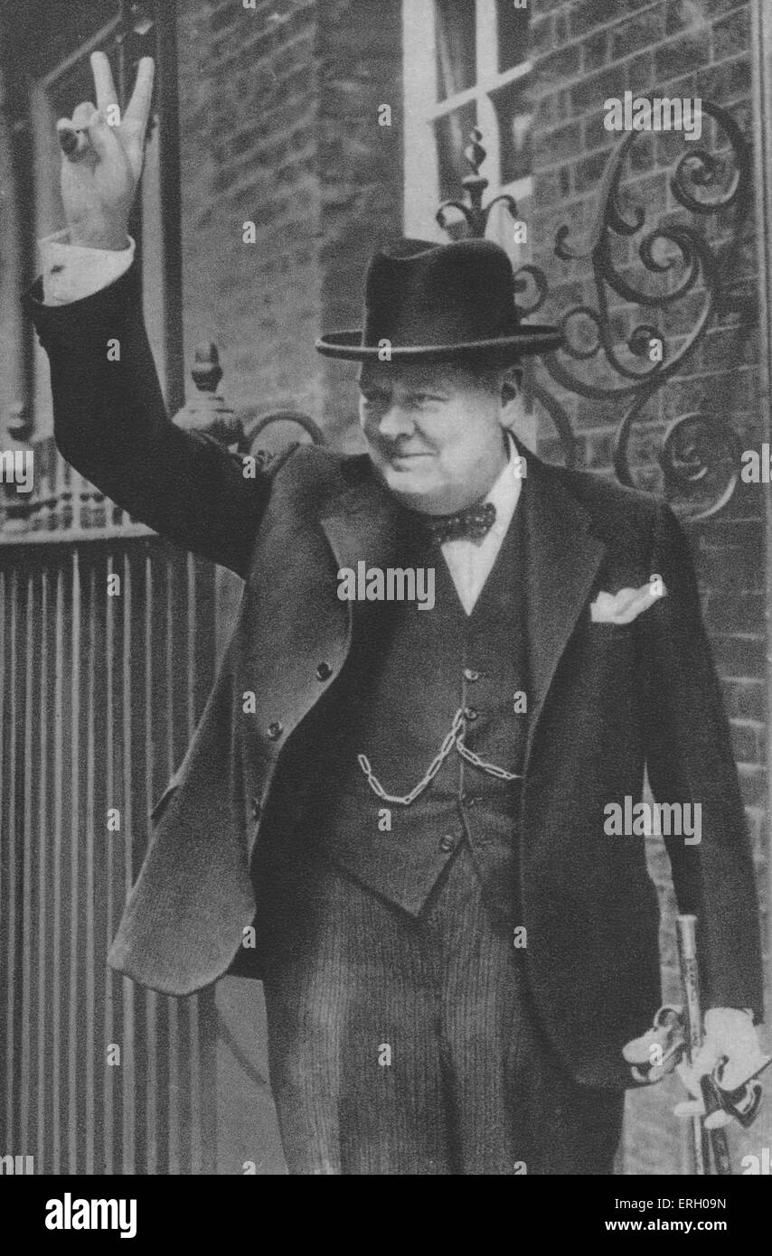 Winston Churchill - portrait de l'homme politique britannique et premier ministre de faire le geste de la victoire à l'extérieur de 10 Downing Banque D'Images