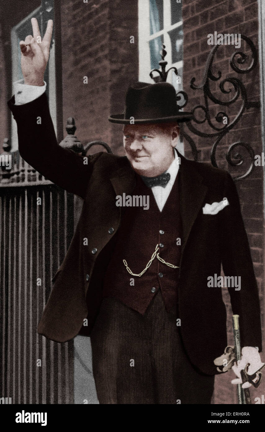 Winston Churchill - portrait de l'homme politique britannique et premier ministre de faire le geste de la victoire à l'extérieur de 10 Downing Banque D'Images