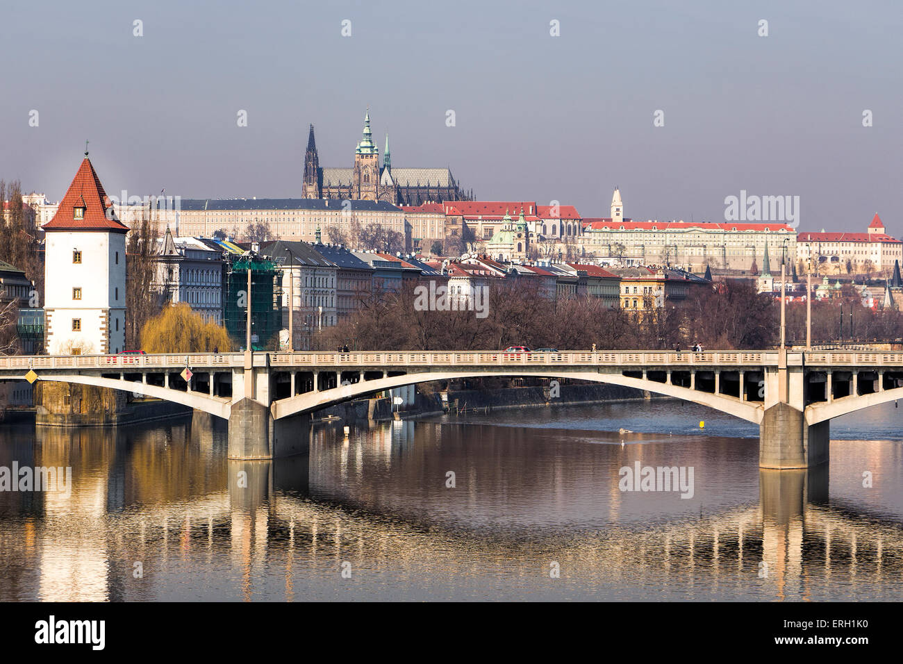 Panorama de Prague et du pont avec la réflexion sur la rivière Vltava. Concept de début du printemps pour visiter cette magnifique ville historique Banque D'Images