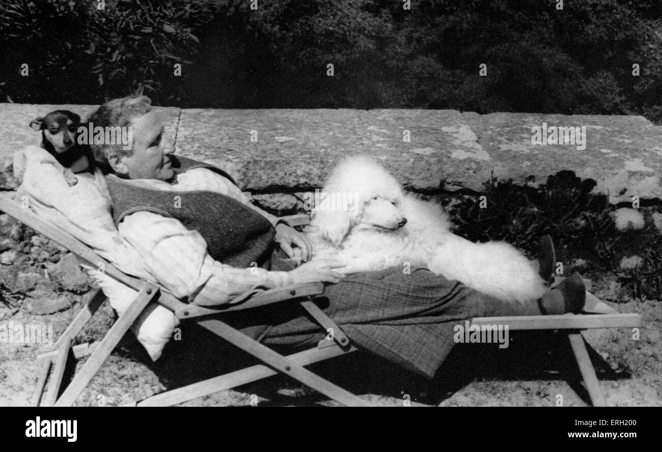Gertrude Stein, sur la terrasse à Bilignin, France avec poddle dog Pépé. L'écrivain américain.3 Février 1874 - 27 juillet 1946 Banque D'Images