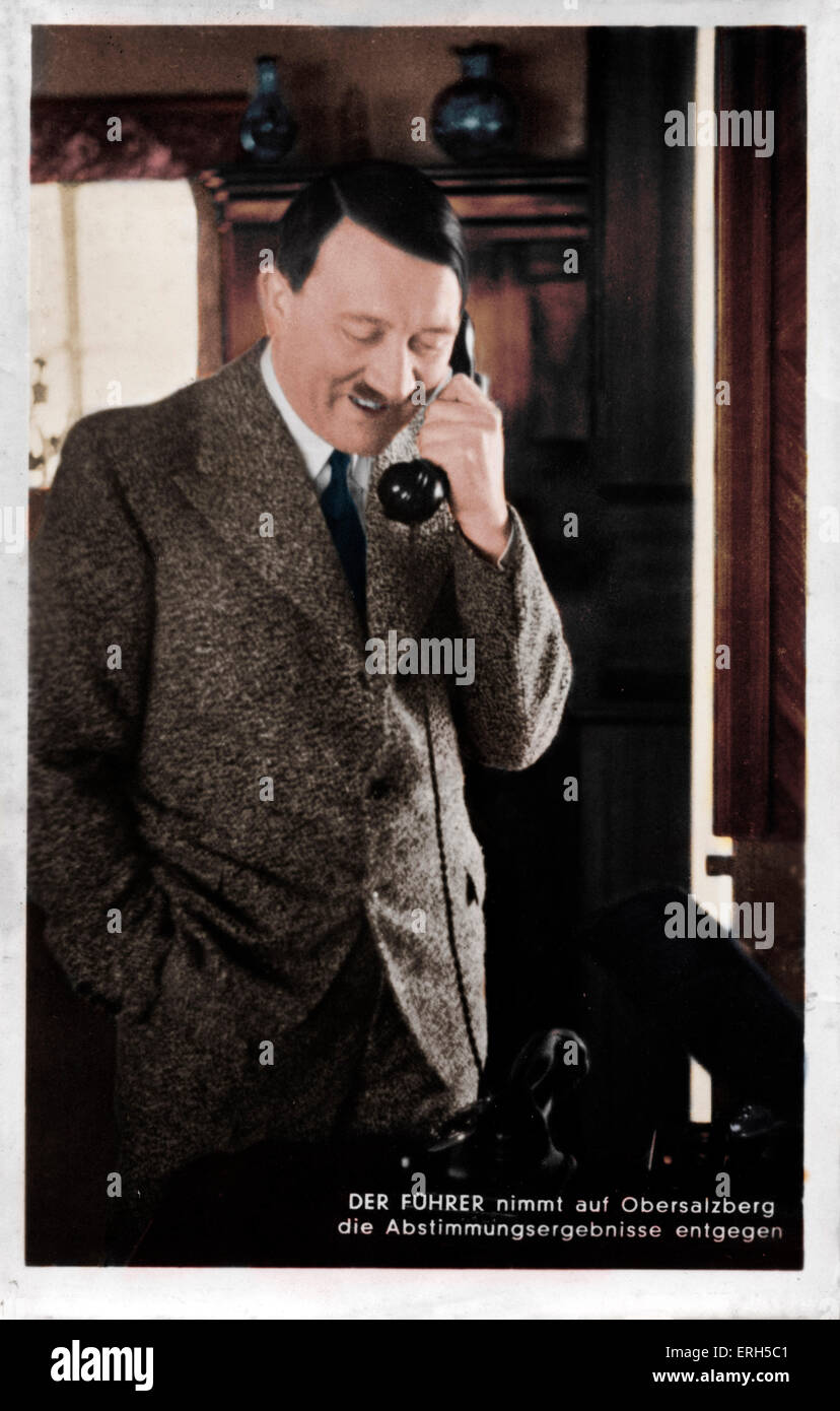 Adolf Hitler, ( 1889 - 1945 ) homme politique allemand d'origine autrichienne et le leader du parti nazi, parlant au téléphone. Banque D'Images