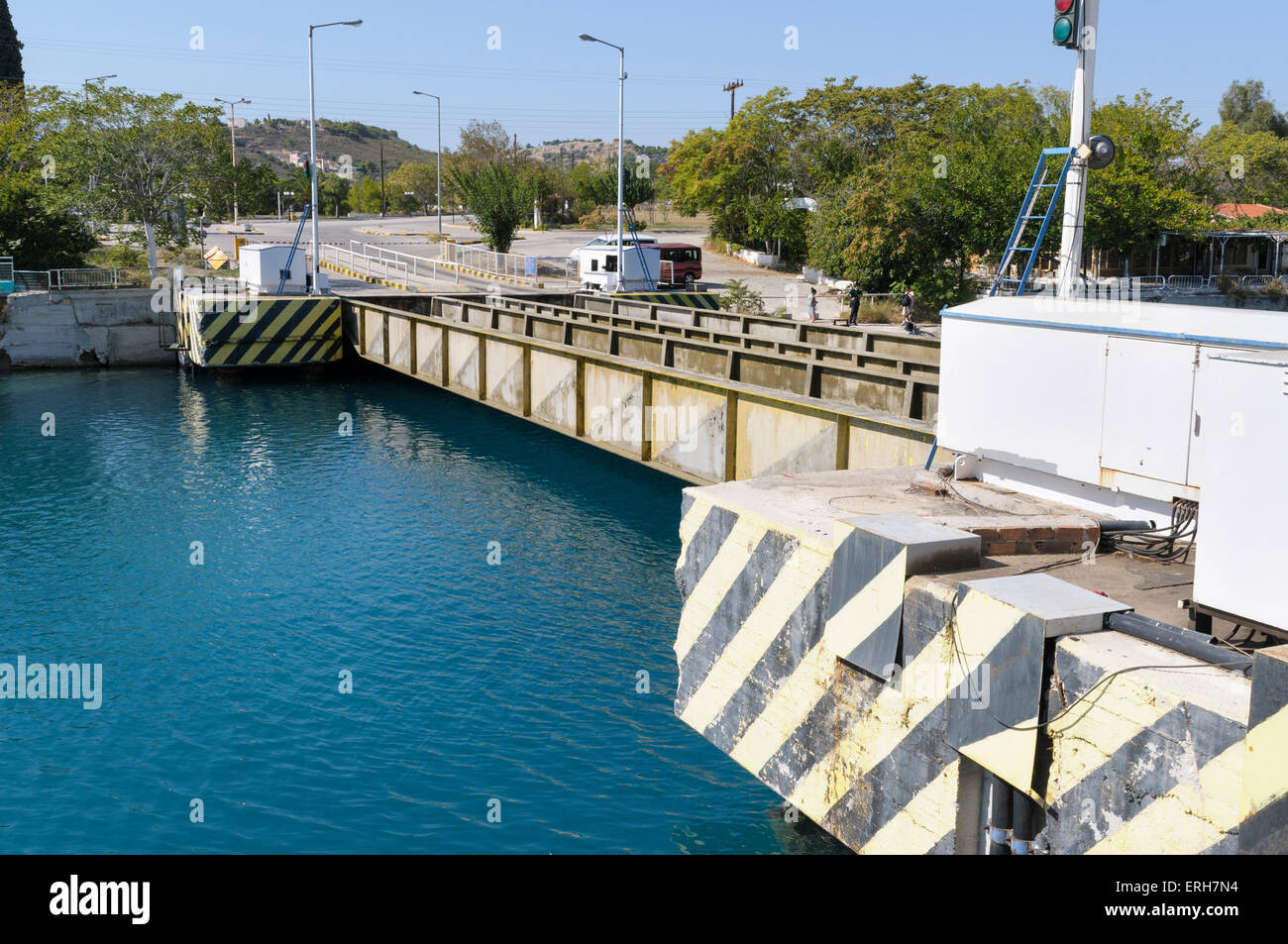 Le pont submersible à l'isthme sur le canal de Corinthe peut être abaissée pour permettre aux bateaux de passer par-dessus Banque D'Images