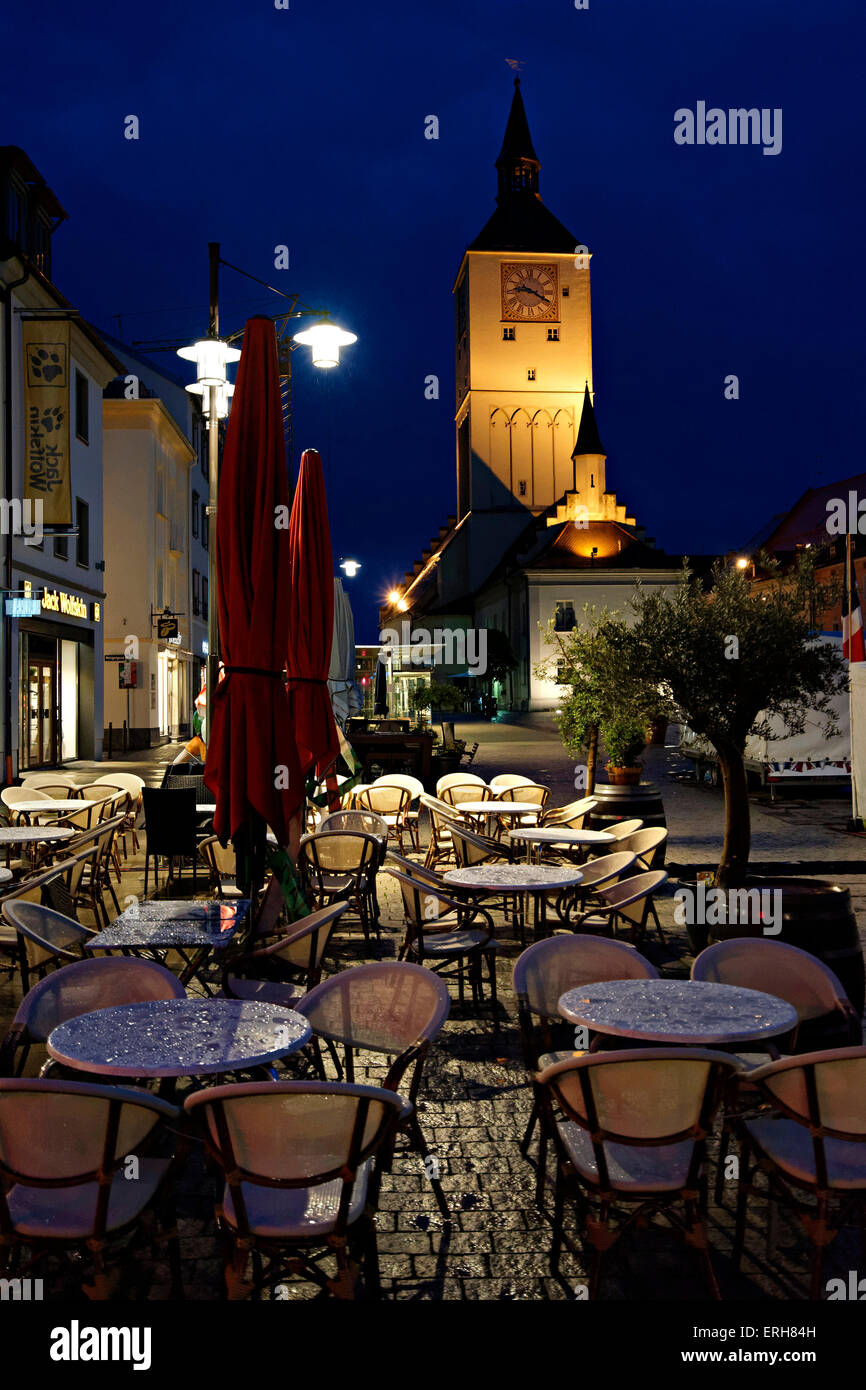 L'ancienne mairie avec street café de nuit, Deggendorf, Basse Bavière, Allemagne, Europe. Banque D'Images