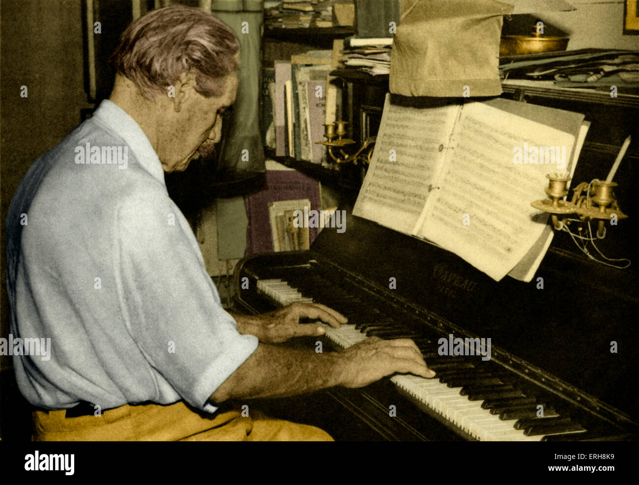 Albert Schweitzer à jouer du piano à l'hôpital, Lambaréné, Heidenheim, août 1956. Philosophe, théologien alsacien français, Banque D'Images
