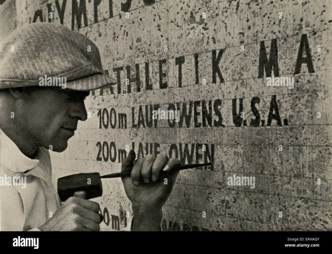 Jesse Owens (1913-1980), aux Jeux Olympiques de Berlin en 1936. Lors de ces jeux olympiques Owens a remporté quatre médailles d'or, avant d'athlètes allemands, Banque D'Images