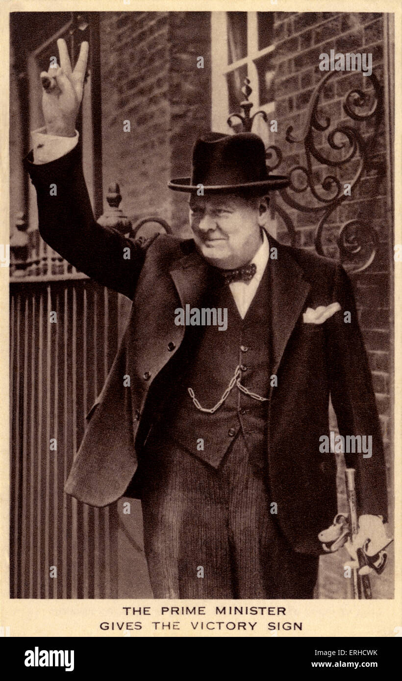 Winston Churchill - portrait de l'homme politique britannique et premier ministre de faire le geste de la victoire / V- signe extérieur de 10 Banque D'Images