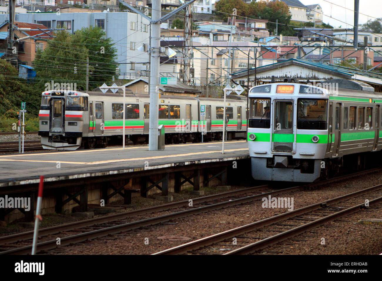 Deux Japan Rail (JR) trains d'attente à Otaru, Hokkaido, Japon. Banque D'Images