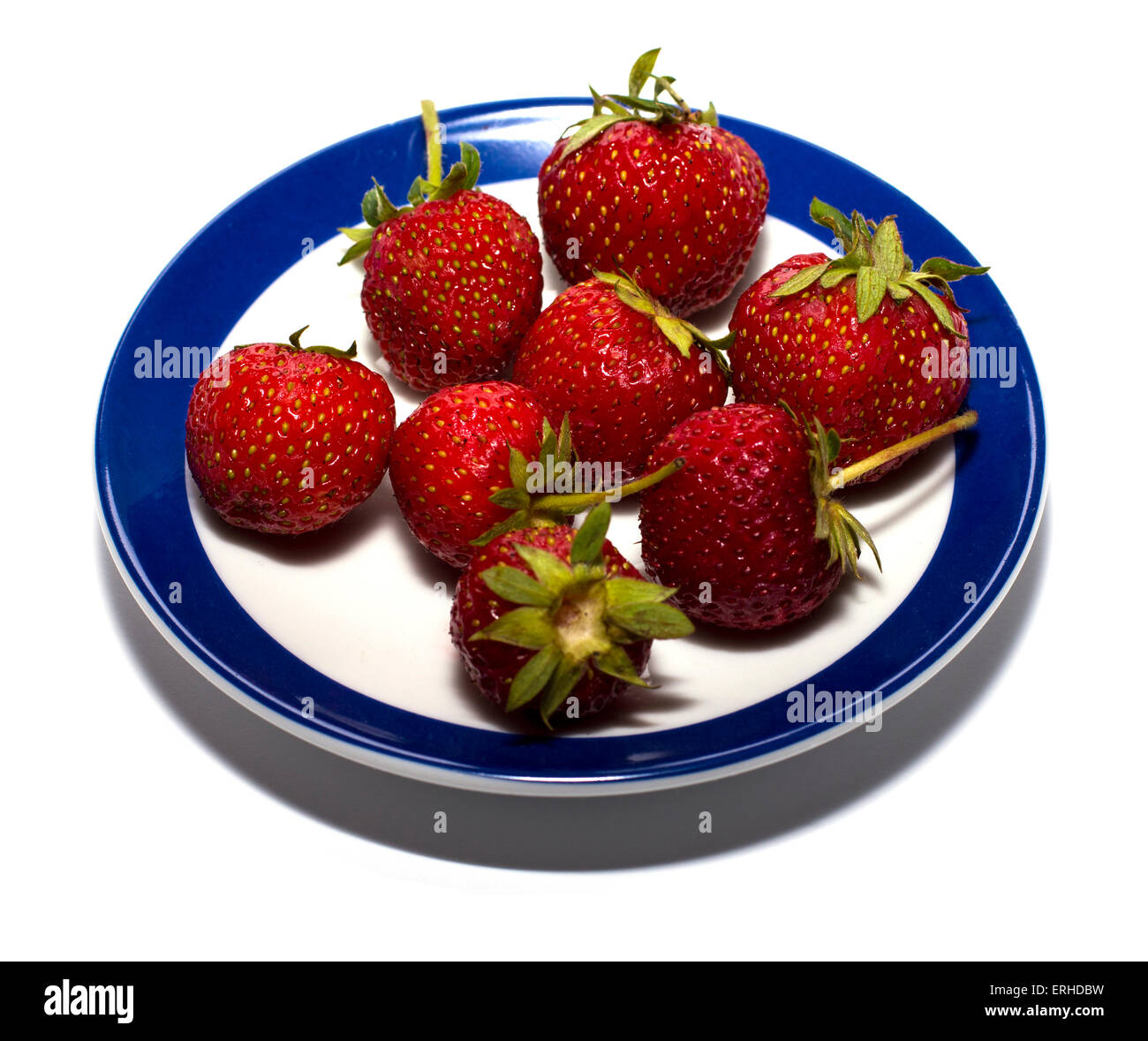 Strawberry sur une plaque ronde avec une bordure bleue Banque D'Images