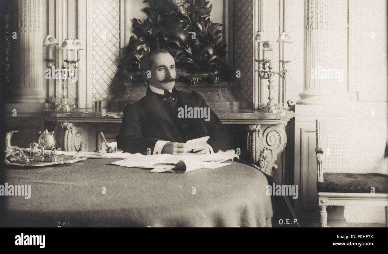 Edmond Rostand, portrait assis à table. Dramaturge et auteur dramatique français, 1 avril 1868 - 2 décembre 1918, Paris. Banque D'Images