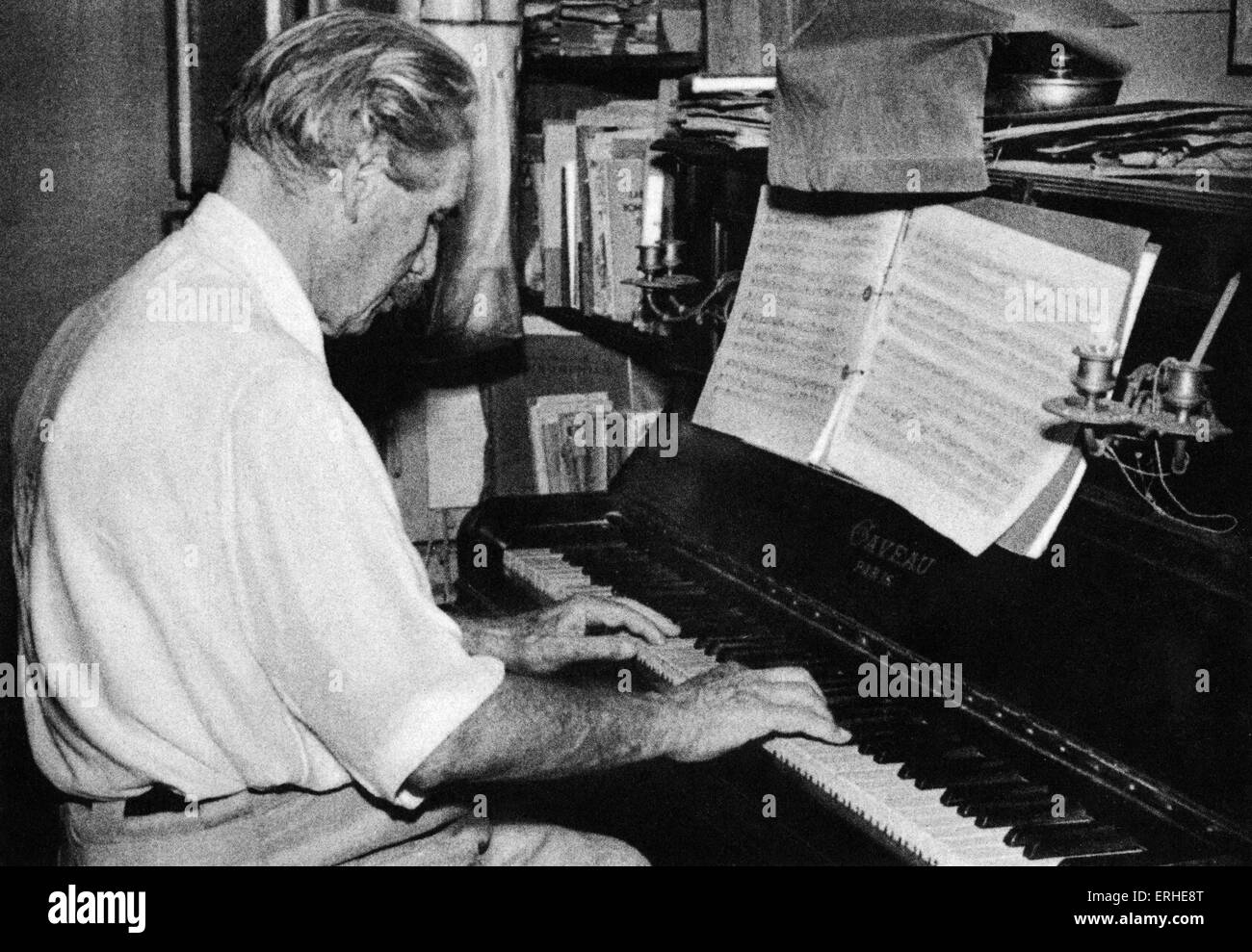 Albert Schweitzer à jouer du piano à l'hôpital, Lambaréné, Heidenheim, août 1956. Philosophe, théologien alsacien français, Banque D'Images