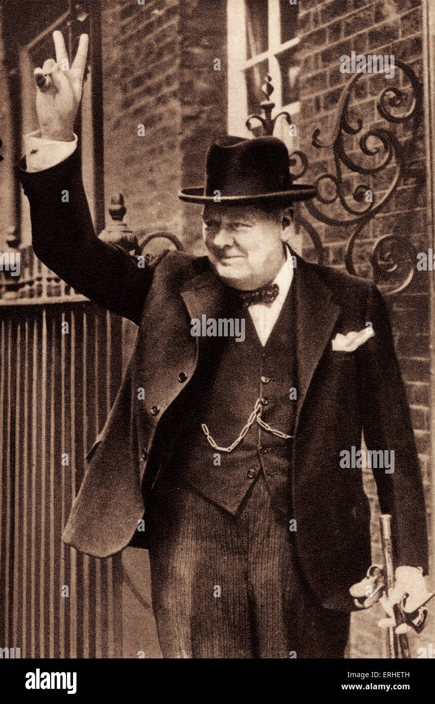 Sir Winston Churchill - portrait du premier ministre britannique de donner le 'V' la victoire le 5 juin 1943 à l'extérieur de 10 Downing Banque D'Images