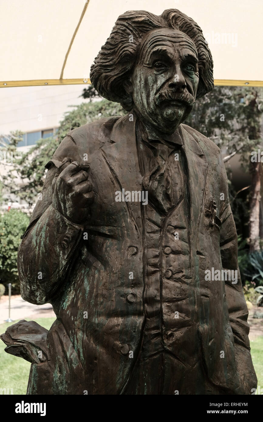 Jérusalem, Israël. 3 juin, 2015. L'Université hébraïque cérémonieusement dévoile une statue de bronze de 2,5 mètres de hauteur d'Albert Einstein sur le Campus Edmond J. Safra 100 ans de marquage Depuis Einstein de la théorie de la relativité générale publiée et 60 ans depuis sa mort. Le monument a été conçu par le sculpteur de renommée mondiale Georgy Frangulyan. Credit : Alon Nir/Alamy Live News Banque D'Images