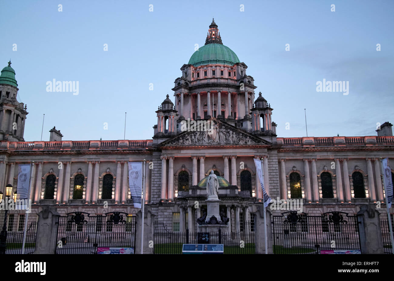 Belfast City Hall en début de soirée l'Irlande du Nord UK Banque D'Images