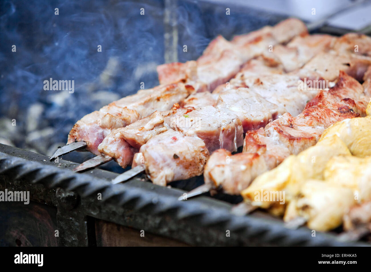 Bâtonnets de barbecue avec de la viande Banque D'Images