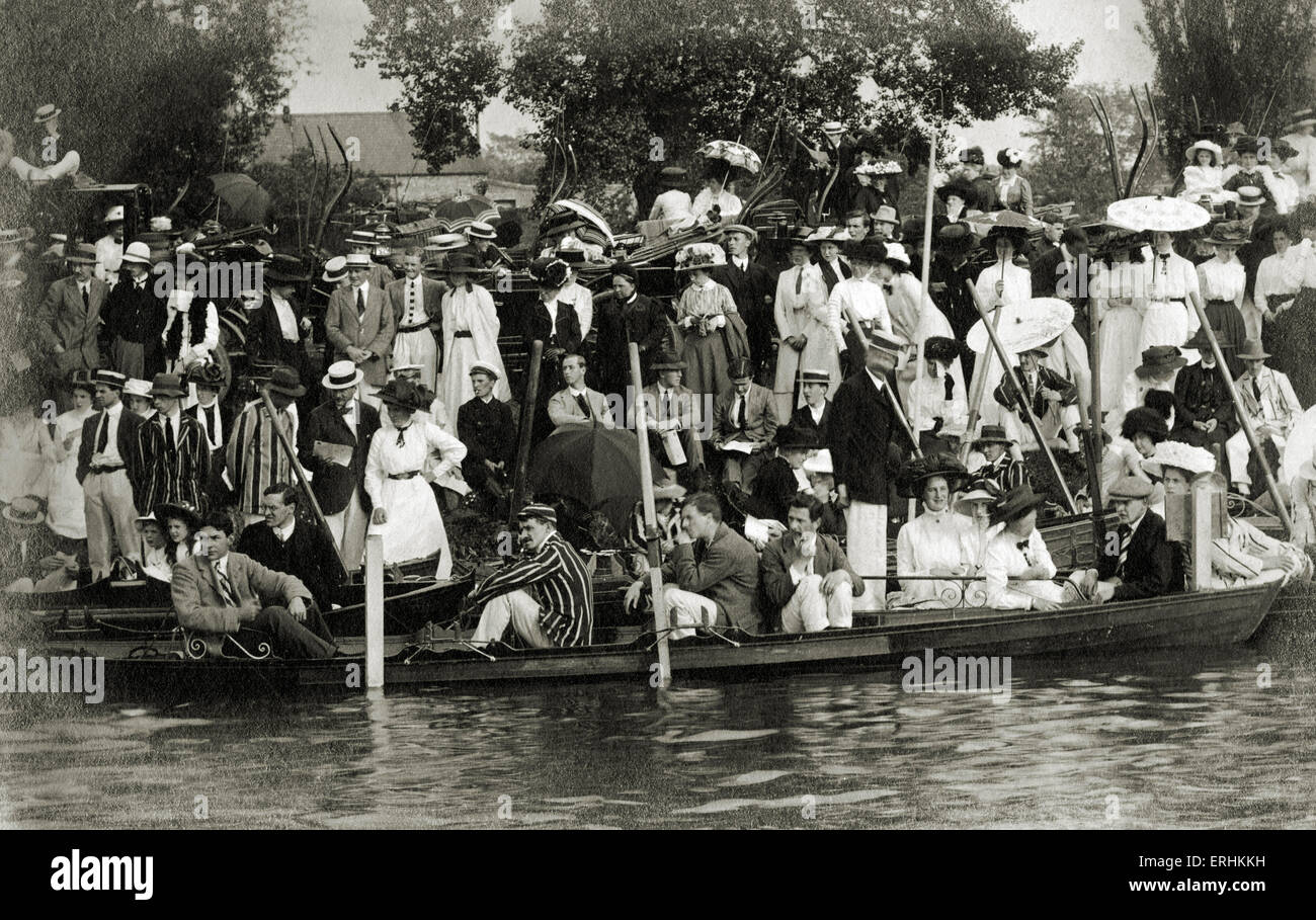 L'Université de Cambridge - Mai Courses, début 1900. Les spectateurs sur la  rive de la Tamise, la plupart portant des chapeaux canotier de paille Photo  Stock - Alamy