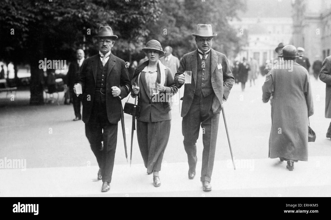 Marienbad, en Tchécoslovaquie, en 1920. Célèbre spa. Deux hommes et une femme (les trois chapeaux) littéralement prendre les eaux Banque D'Images