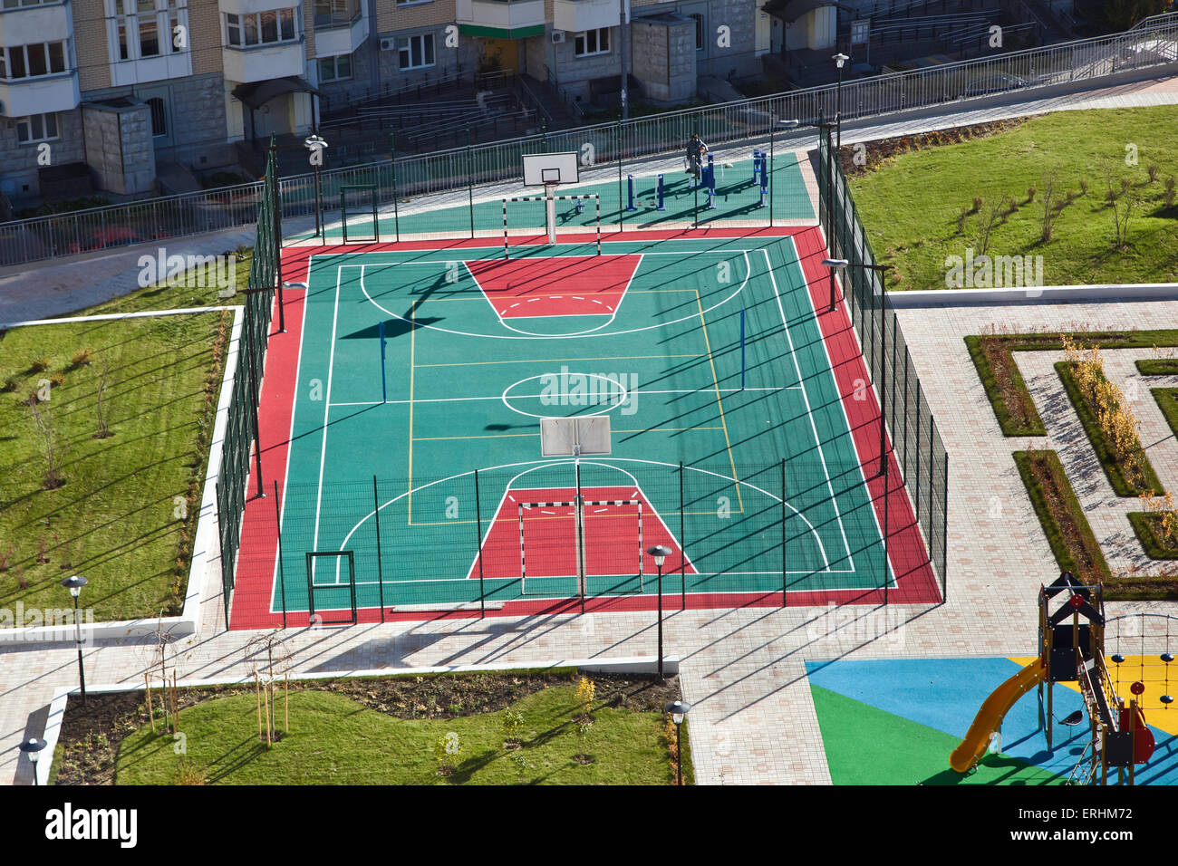 Stade vide football et terrain de basket-ball. Aire de jeux pour enfants  Photo Stock - Alamy