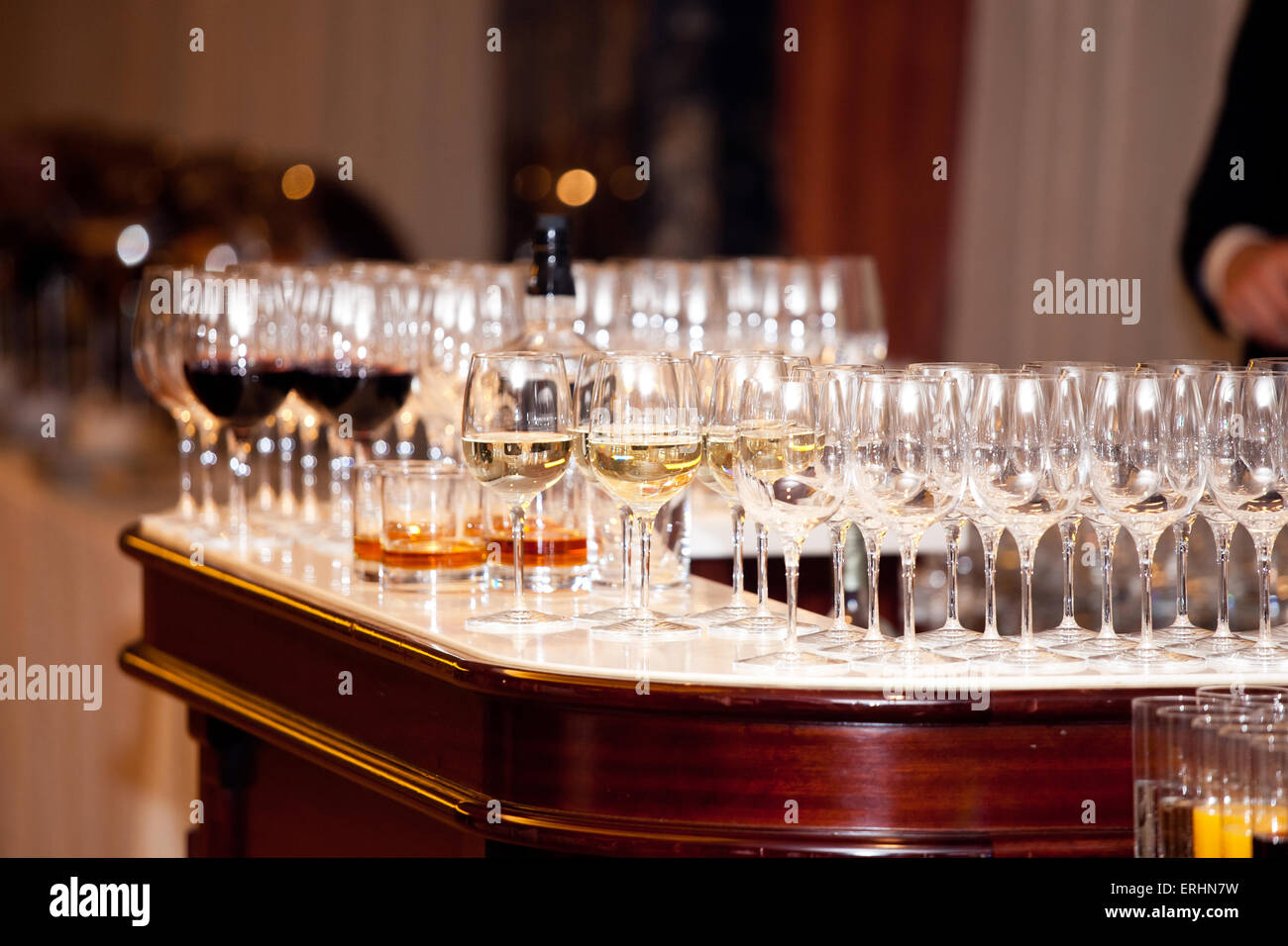 Verres de cristal sont prêts pour la dégustation de vins Banque D'Images