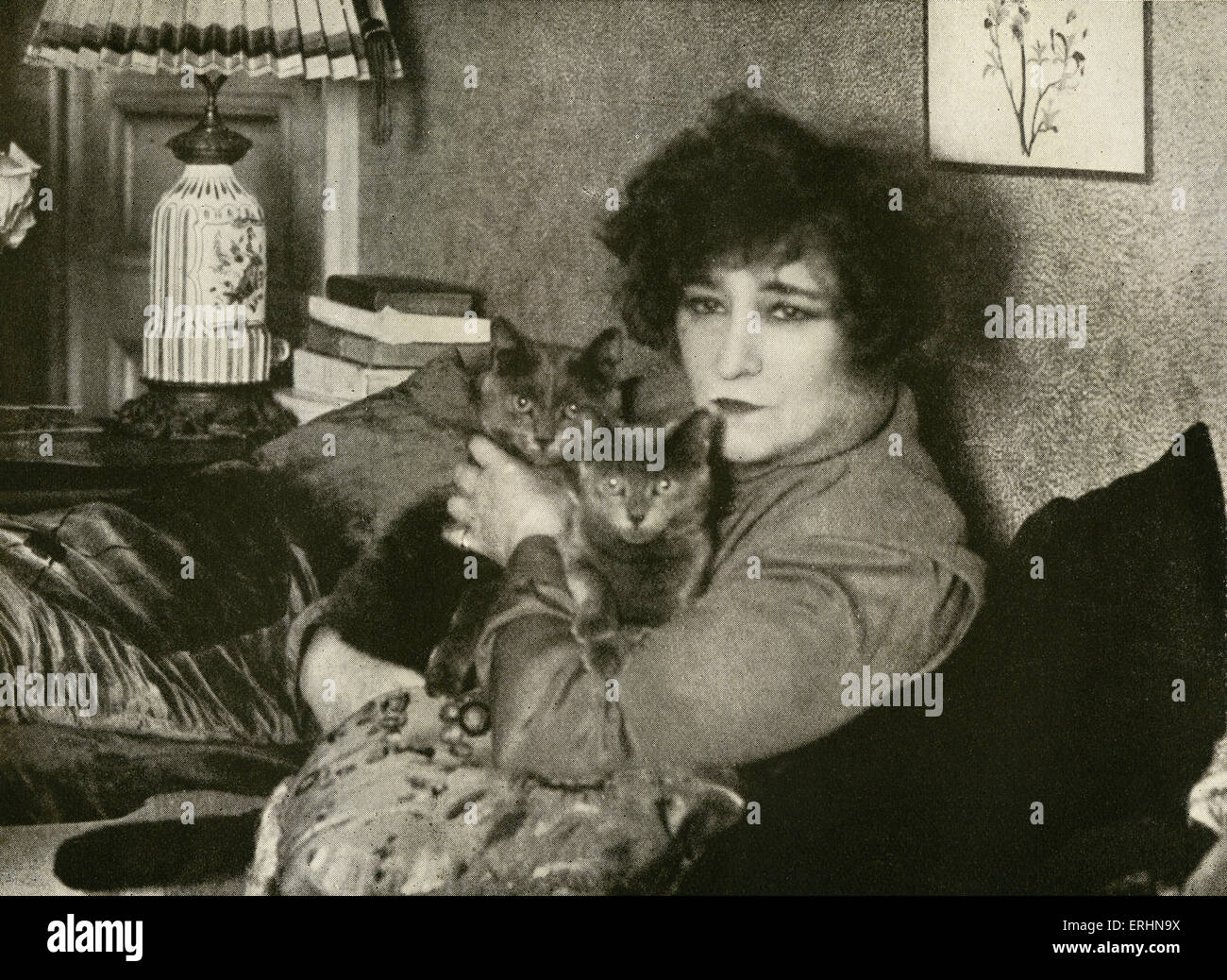 COLETTE, Sidonie Gabrielle -par Manul freres avec ses chats. La figure littéraire français de la première moitié du 20e siècle. A écrit le Banque D'Images