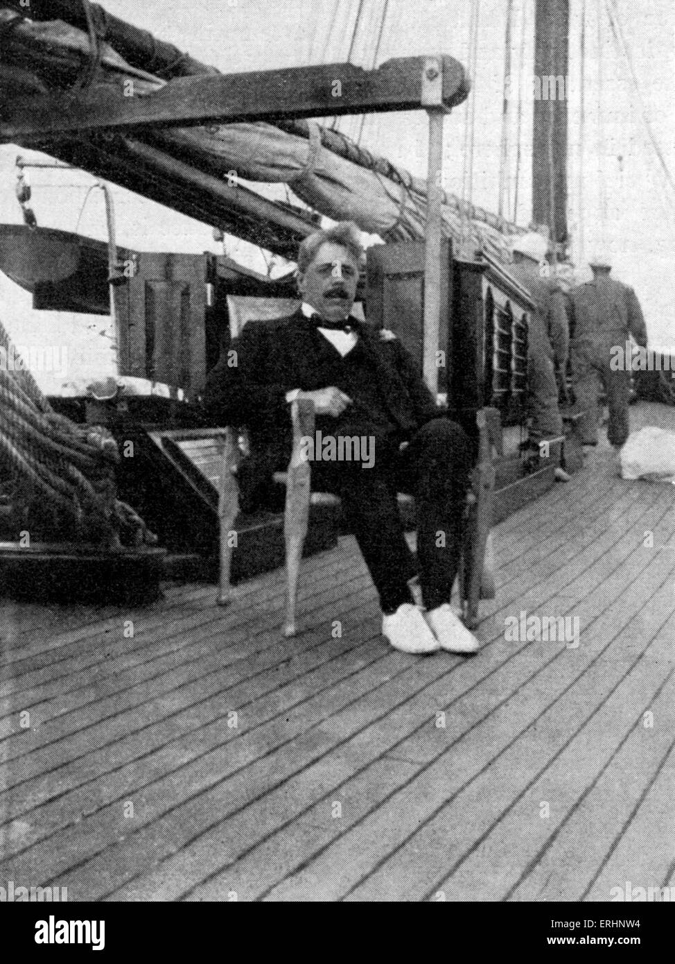 Arnold Bennett - à bord de son yacht, 'Marie Madeleine'. Romancier britannique : 27 mai 1867 - 27 mars 1931. À partir d'une série de Banque D'Images