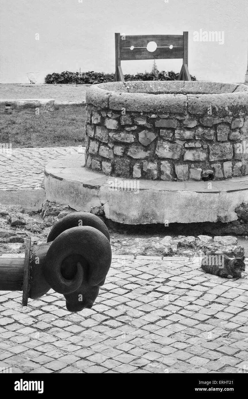 Chat dans le musée archéologique de Loulé, Algarve, Portugal Banque D'Images