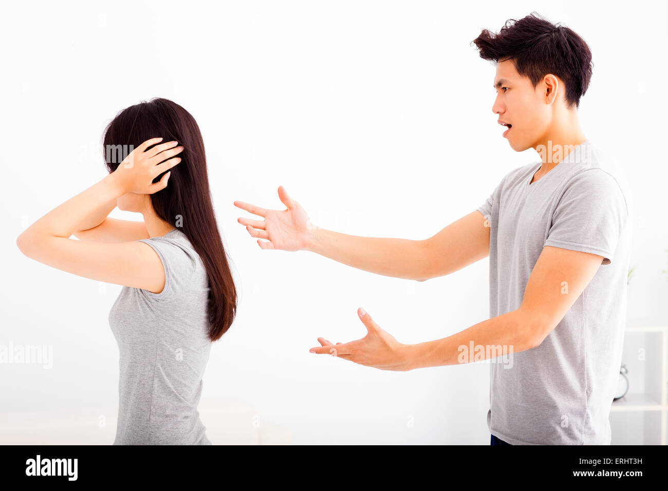 Angry Young couple arguing in living room Banque D'Images