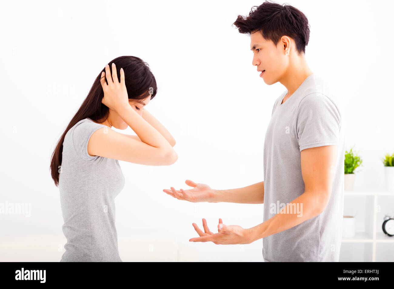 Angry Young couple arguing in living room Banque D'Images