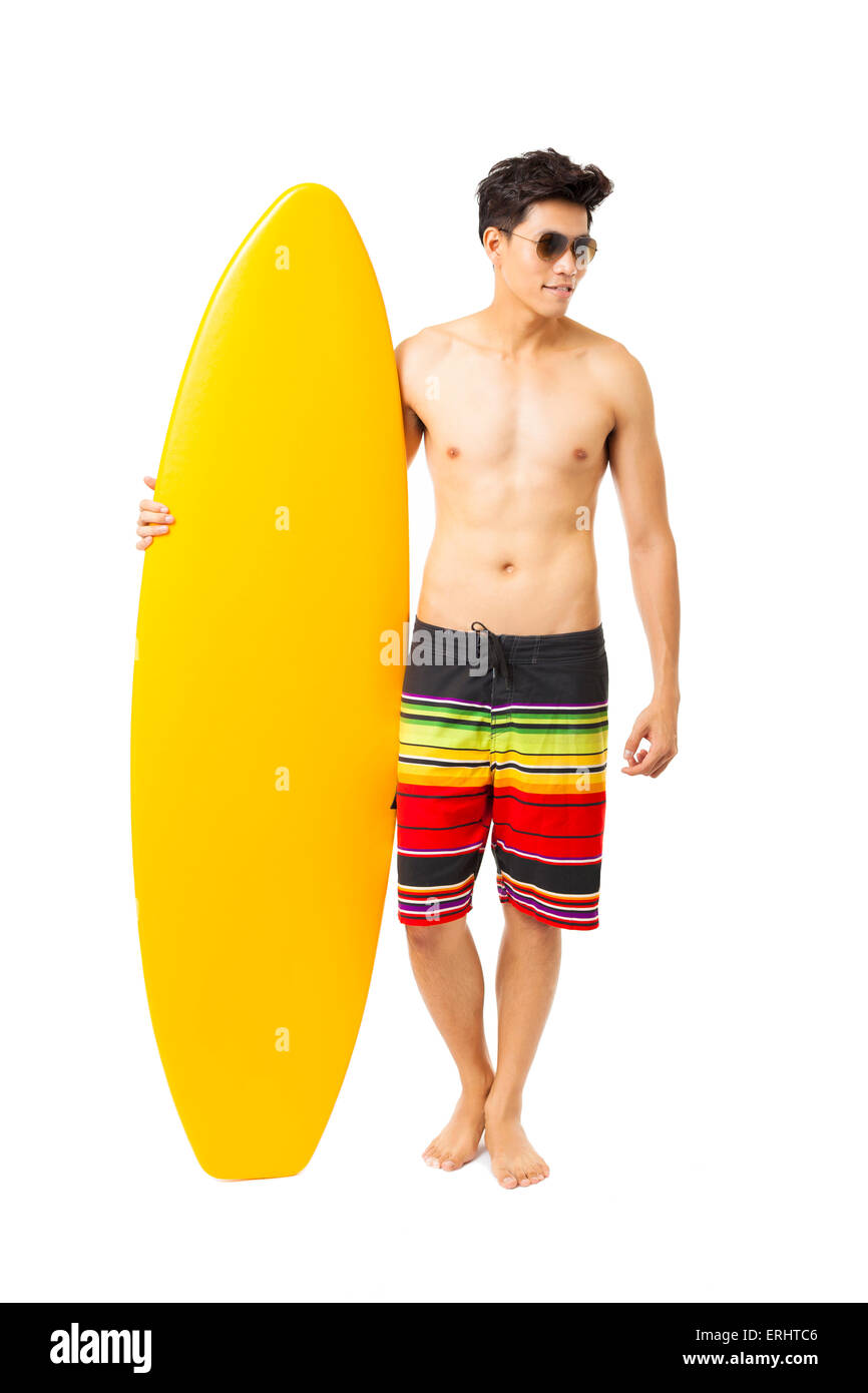 Longueur complète young man holding surfboard Banque D'Images